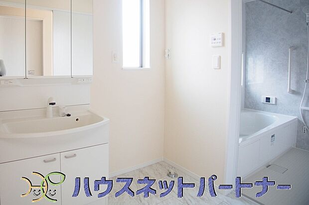 シャワー機能付洗面化粧台。洗顔や手洗いはもちろん、シャンプーも行える多機能洗面台です。広い洗面台を使えば手洗い洗濯などにも利用できます。　