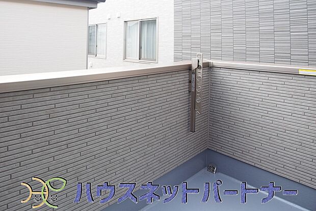 太陽の光が燦々と降り注ぐ広さのあるバルコニーで毎日のお洗濯も快適に。太陽は心を元気にしてくれますよね。