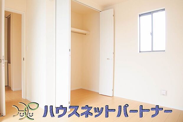 独立性を高めたお部屋。たっぷりの収納も配備しており、片付いた空間を現実出来そう。陽光も降り注ぐ明るく開放的な空間が魅力的。