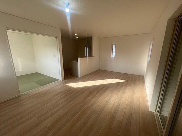 忙しい朝でも家族揃って食事をして頂ける、ゆとりある大きさのダイニングスペース。奥様の手料理をカウンター越しに受けとって頂き、テーブルで囲む素敵な時間を存分にお愉しみ下さい。