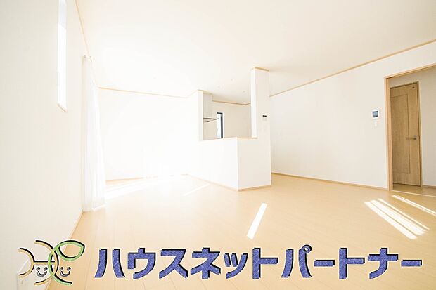 通風・採光に優れ、心地よい光と風が溢れています。 贅沢で豊かな居住性と、プライドを満たすクオリティが見事に調和した住空間。新築ならではの快適なひとときをご体感頂ける筈です。