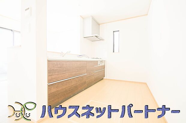 三口コンロで料理の幅を拡げてくれる使いやすいシステムキッチンを採用。洗い場も大きいので野菜や食器を洗ったりする際にも捗り、奥様の強い味方となってくれるはずです。