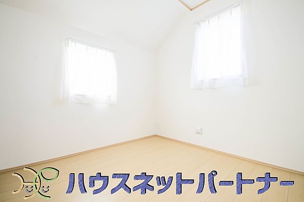 明るい窓のあるお部屋は子供部屋にぴったり。可愛い家具で素敵なお部屋に。