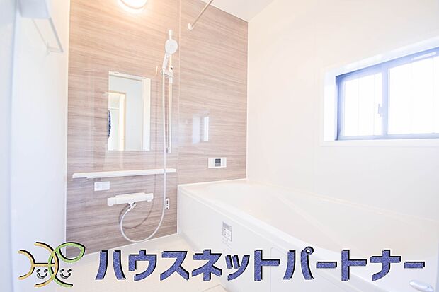 高級感溢れるカラーと大きさ・柔らかな曲線で構成された半身浴も楽しめるバスタブが心地よさをもたらします。