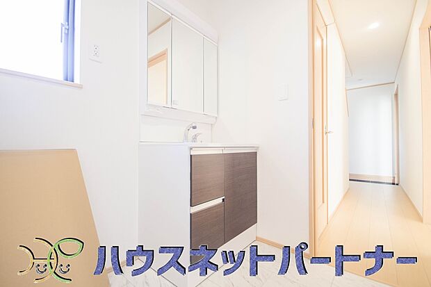 洗面室のある脱衣所は広々。脱いだお洋服をそのままお洗濯。