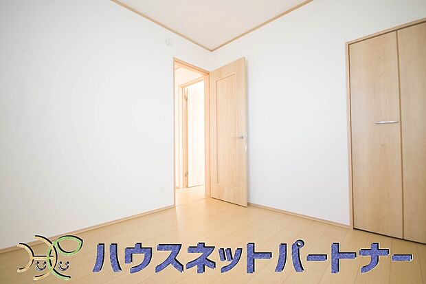 各部屋を最大限に広く使って頂ける様、全居住スペースに収納付。プライベートルームはゆったりと快適に。