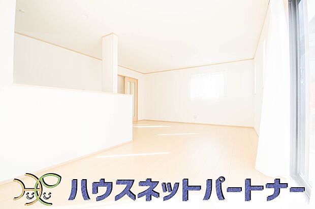明るく開放的なダイニング。家族とのコミュニケーションが取りやすく、みんなの笑顔が溢れます