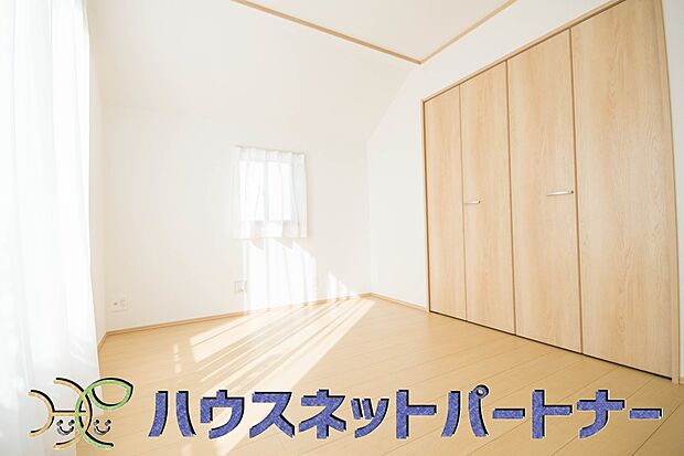 バルコニーに直接出入りできるお部屋です。ちょっと外の空気を吸いたい時や、ベランダでミニガーデニングなども楽しめそうです。