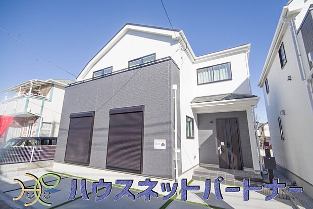 街に溶け合う美しい景観と、採光や風通しを考えて設計された間取り。近隣の視線を考え調整した窓位置など、外観だけでなく、住まうご家族の心地よさを最優先しました。