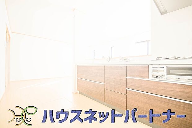 カウンターキッチンなら、リビングで遊ぶ子供の様子を見ながら料理ができるので安心です。料理を運んでもらったり、子供にお手伝いしてもらいやすいのもいいですね♪