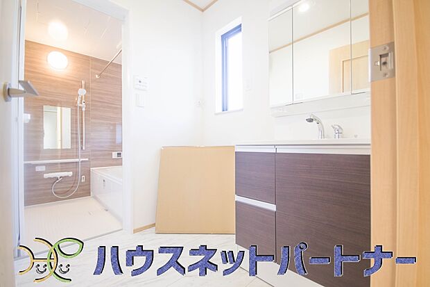 毎日使う洗濯機。しっかりと奥行きのある置き場が確保されています。