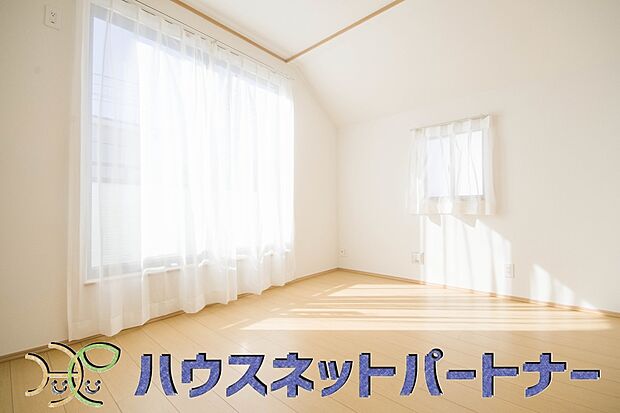 独立性を高めたお部屋。たっぷりの収納も配備しており、片付いた空間を現実出来そう。陽光も降り注ぐ明るく開放的な空間が魅力的。