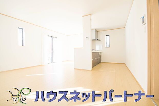 リビングは、食事スペースと寛げる場所設けてもまだ余裕の広さ。明るい光が照らしてくれます。