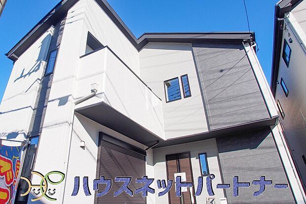 上質感漂う玄関へのアプローチ。居住者の帰り、訪れる方を優しく迎える・安らぎに満ちた生活空間を予感させる。健やかな暮らしを楽しめそう。