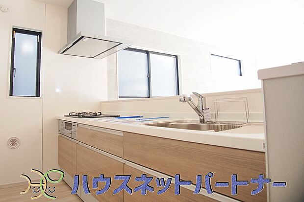 家族の様子を見ながらキッチンでお料理。一日の出来事を会話しながらの家事は嬉しいコミュニケーション。