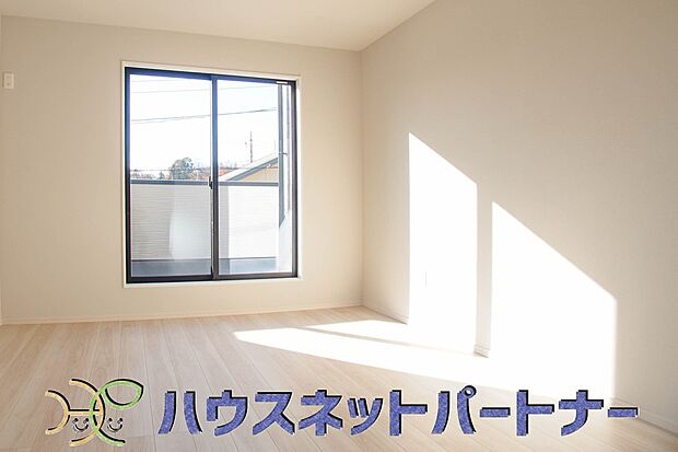 陽射しが差し込む明るいお部屋。朝は太陽の光を浴びて一日の始まりです。広いクローゼットも有難い。