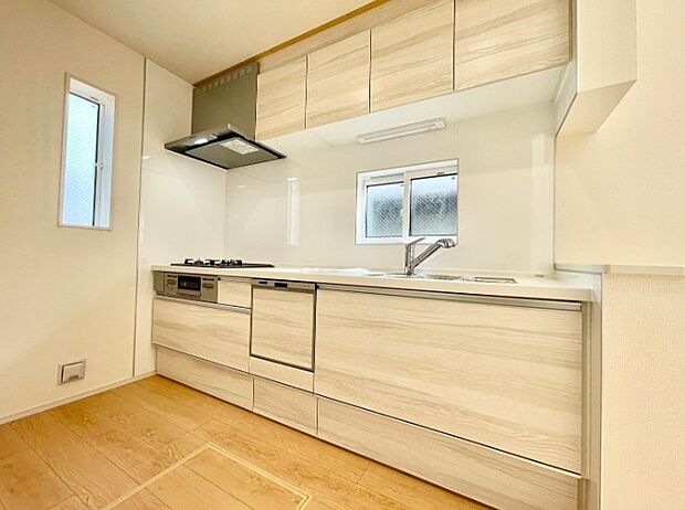 三口コンロで料理の幅を拡げてくれる使いやすいシステムキッチンを採用。洗い場も大きいので野菜や食器を洗ったりする際にも捗り、奥様の強い味方となってくれるはずです。