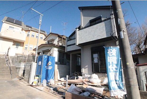 前面道路の日当たりの良い明るいお家。