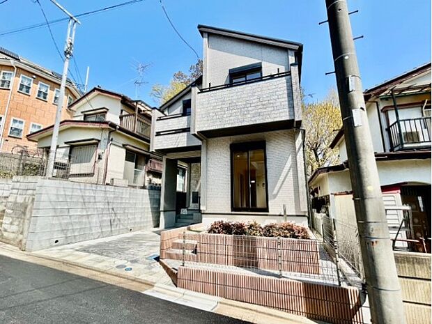 前面道路の日当たりの良い明るいお家。
