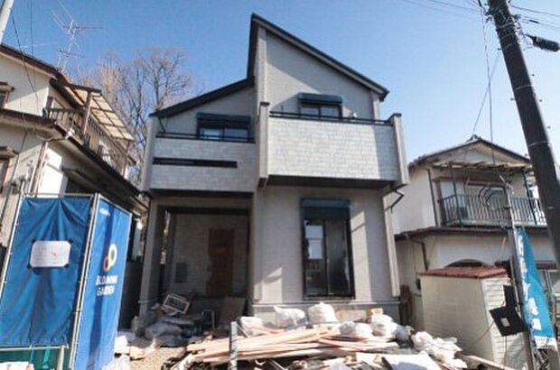 ゆったりとした駐車スペースを確保いたしましたので、大きめのお車でも駐車可能です。自転車やバイクなど、ゆとりのある敷地で置き場所に困ることはないでしょう。