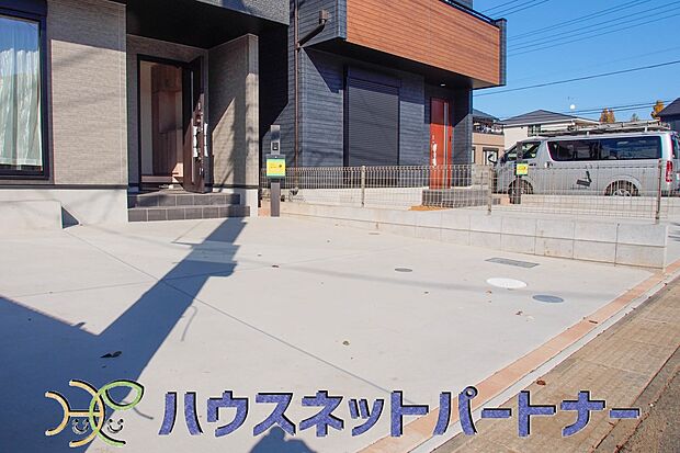 カースペース2台可。新築戸建てを購入する際、庭付きや駐車場2台付きは大変魅力的に映ります。駐車スペースが2台分あれば、夫婦それぞれ車をもっている場合や、親戚や友人などが車で来る際も安心です。