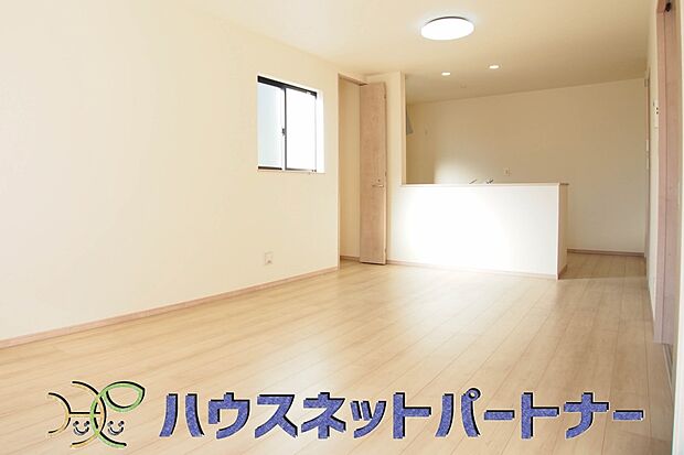 カウンターキッチンなら、リビングで遊ぶ子供の様子を見ながら料理ができるので安心です。料理を運んでもらったり、子供にお手伝いしてもらいやすいのもいいですね。