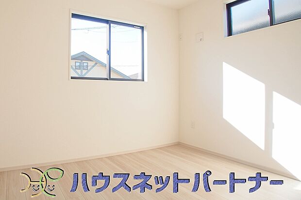 たっぷりの収納も配備しており、片付いた空間を現実出来そう。陽光も降り注ぐ明るく開放的な空間が魅力的。