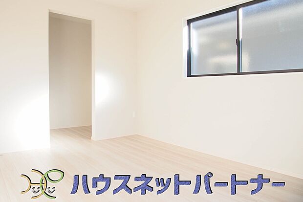 柔らかな光り差し込む家族に優しい洋室は子供部屋にぴったり。