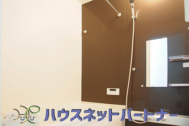 心地よいバスタイムを演出する浴室はゆとりあるサイズを採用。保温機能付き、汚れをはじく有機ガラス系の新素材を採用した浴室。美しく機能的な設備を採用。