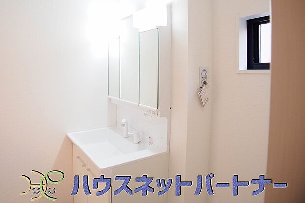 家族全員が使う洗面化粧台。手に取りたいものがさっと取り出せて身支度が快適にできます。1日のスタートを心地よく始めるには、スムーズに心地よく準備できる洗面化粧台がいいですよね。