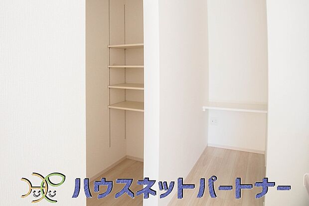 パントリー（食料庫）常温保存できるパン、お米、調味料、缶詰など、日常的に使うものや未開封の食品の収納にぴったり。棚にものを並べて収納すれば、何が足りないのかひと目で確認できます。