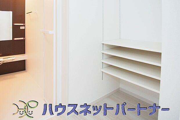 タオルやリネンを収納するリネン庫はすっきりおしゃれに収納したいと誰もが思うこと。そう・・・理想はホテルのリネン庫といったところでしょうか。