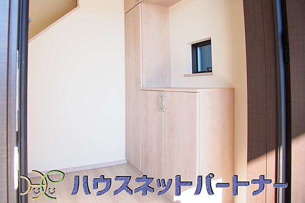 高級感と断熱性、防犯性に優れた玄関ドアを標準装備。ピッキング対策のセキュリティサムターン等、防犯に考慮しました。