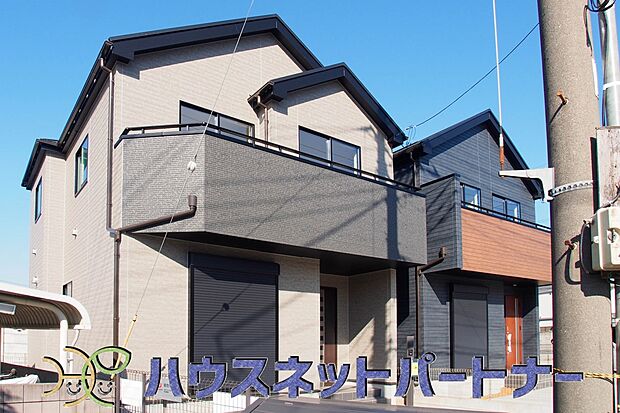 家の顔となる玄関は、デザインが求められます。高級感と断熱性、防犯性に優れた玄関ドアを標準装備。ピッキング対策のセキュリティサムターン等、防犯に考慮しました。