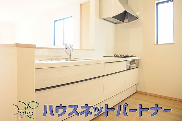 人工大理石トップを纏った最新設備搭載のシステムキッチン。収納数も多いので、常に纏まりある空間に。DKを見守りながらお料理も出来るので、お子様がいても安心です。