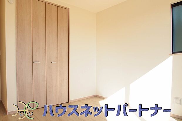 落ち着いた雰囲気の洋室はベッドを置いてご夫婦の寝室にいかがですか。