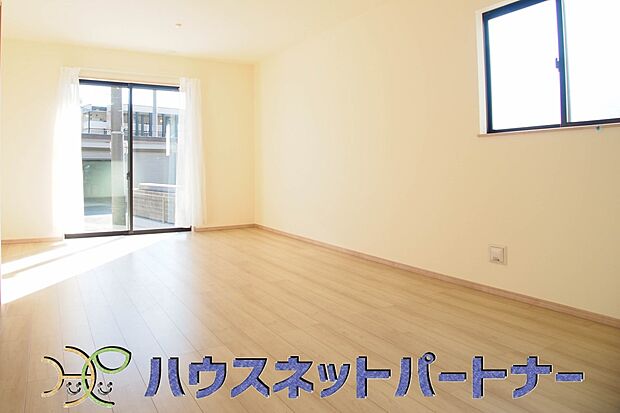 通風・採光に優れ、心地よい光と風が溢れています。 贅沢で豊かな居住性と、プライドを満たすクオリティが見事に調和した住空間。新築ならではの快適なひとときをご体感頂ける筈です。