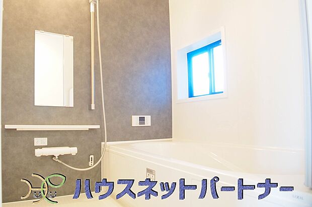 窓がある浴室は心地よいバスタイムを演出してくれます。早起きした日は朝風呂で一日の始まりです。