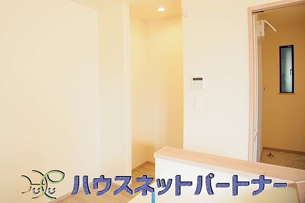 パントリー（食料庫）常温保存できるパン、お米、調味料、缶詰など、日常的に使うものや未開封の食品の収納にぴったり。棚にものを並べて収納すれば、何が足りないのかひと目で確認できます。