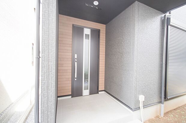 玄関の扉を開けるとそこは家族の待つお家。笑い声が聞こえてきそう。