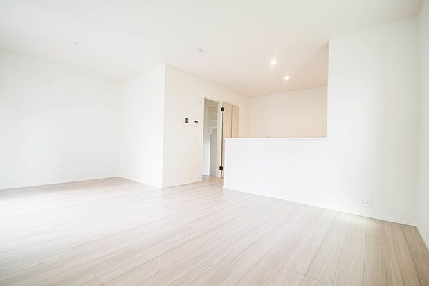 通風・採光に優れ、心地よい光と風が溢れています。 贅沢で豊かな居住性と、プライドを満たすクオリティが見事に調和した住空間。新築ならではの快適なひとときをご体感頂ける筈です。