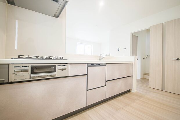 三口コンロで料理の幅を拡げてくれる使いやすいシステムキッチンを採用。洗い場も大きいので野菜や食器を洗ったりする際にも捗り、奥様の強い味方となってくれるはずです。