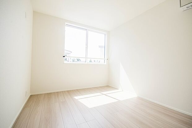 バルコニーに直接出入りできるお部屋です。ちょっと外の空気を吸いたい時や、ベランダでミニガーデニングなども楽しめそうです。