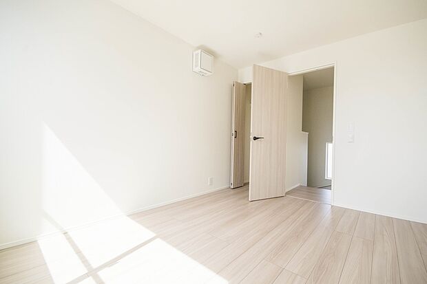 明るい窓のあるお部屋は子供部屋にぴったり。可愛い家具で素敵なお部屋に。