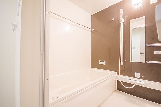 高級感溢れるカラーと大きさ・柔らかな曲線で構成された半身浴も楽しめるバスタブが心地よさをもたらします。