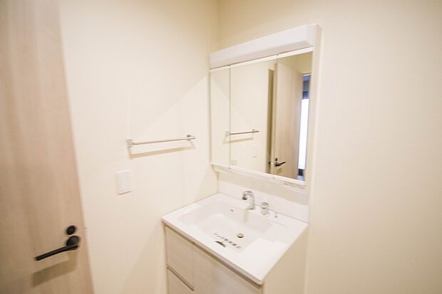 大きく見やすい三面鏡で清潔感ある洗面台は、身だしなみチェックや肌のお手入れに最適です。何かと物が増える場所だからこそ、スッキリと見映えの良い空間に拵えました。