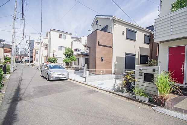 前面道路の日当たりの良い明るいお家。