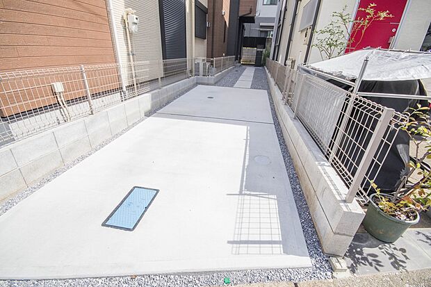 通勤や家族の送迎など、毎日の生活にマイカーが欠かせない方にとって駐車場は大事な条件。敷地内にカースペースがあれば、お出かけやお買い物の際の搬入出もらくらくです。