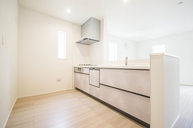 カウンターキッチンなら、リビングで遊ぶ子供の様子を見ながら料理ができるので安心です。料理を運んでもらったり、子供にお手伝いしてもらいやすいのもいいですね♪