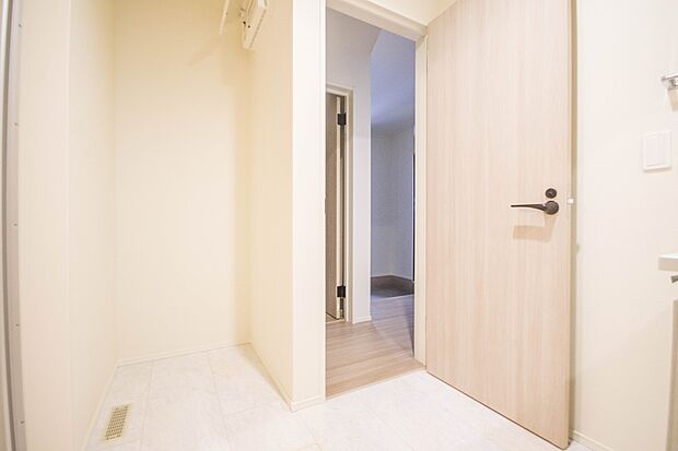 洗面室のある脱衣所は広々。脱いだお洋服をそのままお洗濯。